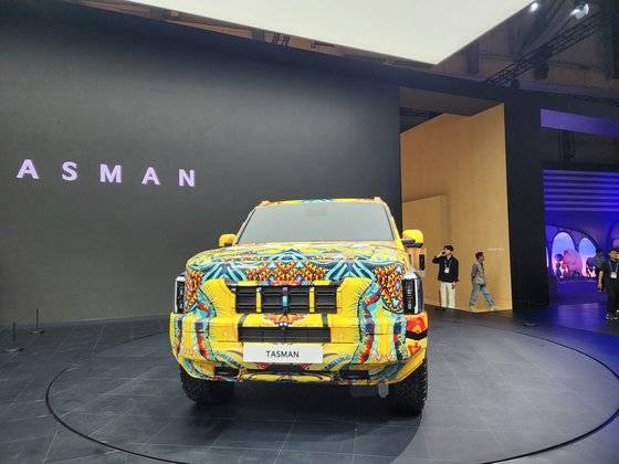 기아는 이번 부산모터쇼에서 브랜드 첫 정통 픽업트럭 '더 기아 타스만'의 전용 위장막 모델 실물을 국내 최초로 공개했다. 위장막 디자인은 호주 풍경의 야생적인 아름다움에 영감을 받아 개발했다. 박영우 기자