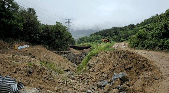 지난해 집중호우로 산사태가 발생했던 경북 예천군 벌방리 곳곳에서 중장비들이 복구작업을 하는 모습. 뉴스1