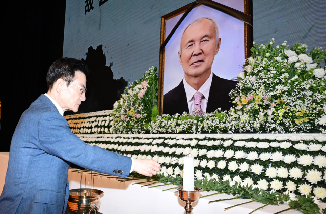 ▲ 26일 김중석 강원도민일보 회장이 고 윤대원 한림대학교 이사장 빈소가 차려진 한림대학교 일송아트홀을 찾아 조문 하고 있다.  김정호