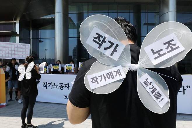 Writers from the Writers\' Union Preparatory Committee talk at a press conference. Reporter Han Soo-bin