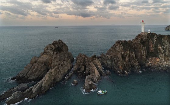 A lighthouse on Geomun Island in Yeosu, South Jeolla  [JOONGANG ILBO]