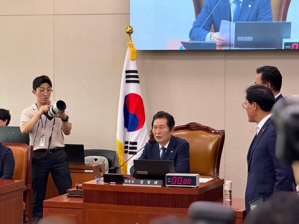 ▲정청래 국회 법제사법위원장(더불어민주당 소속)이 지난 25일 법사위 전체회의를 진행하면서 보이콧을 접고 복귀한 유상범 국민의힘 의원 등과 말싸움을 벌이고 있다. 사진=정청래 페이스북