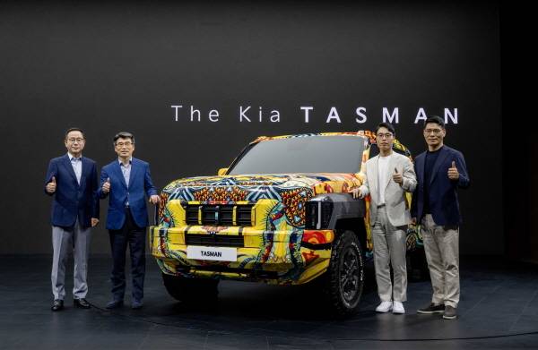 (왼쪽부터) 기아 국내사업본부장 정원정 부사장, 송호성 사장, 국내마케팅실장 이동열 상무, 국내PBV사업실장 박경업 상무가 ‘2024 부산모빌리티쇼’ 언론공개 행사에서 기념사진을 촬영하는 모습 [사진제공=기아]