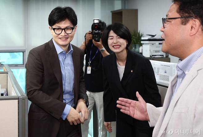 국민의힘 당 대표 후보인 한동훈 전 비상대책위원장이 26일 오전 서울 여의도 국회 의원회관 한지아 의원실에서 한 의원을 비롯한 보좌진과 인사하고 있다. (공동취재) 2024.06.26. /사진=뉴시스