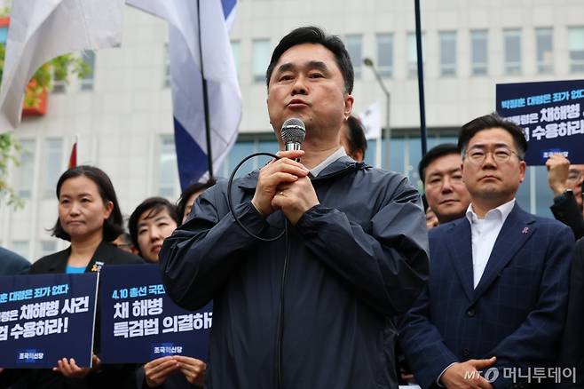 [서울=뉴시스] 최진석 기자 = 김종민 새로운미래 원내대표가 11일 오후 서울 용산구 대통령실 앞에서 열린 '해병대 채 상병 특검 수용 촉구 기자회견'에 참석해 발언을 하고 있다. 2024.05.11. myjs@newsis.com /사진=최진석