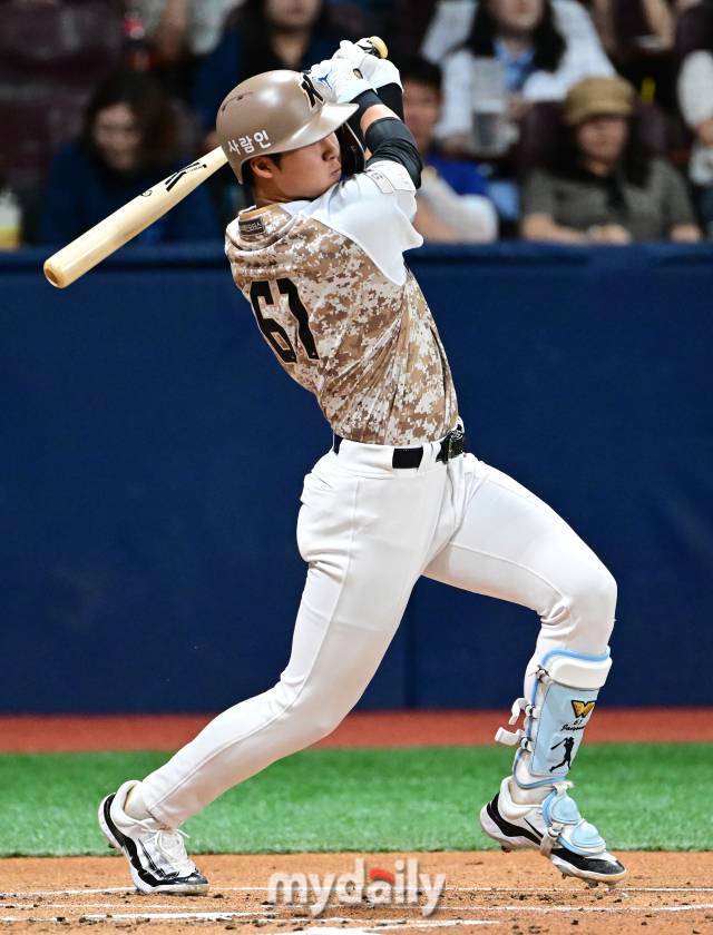 2024년 6월 26일 서울 고척스카이돔에서 '2024 신한 SOL Bank KBO리그' NC 다이노스와 키움 히어로즈의 경기가 열렸다. 키움 장재영이 1회말 2사 1.2루서 투수 앞 땅볼을 치고 있다./고척=유진형 기자 zolong@mydaily.co.kr