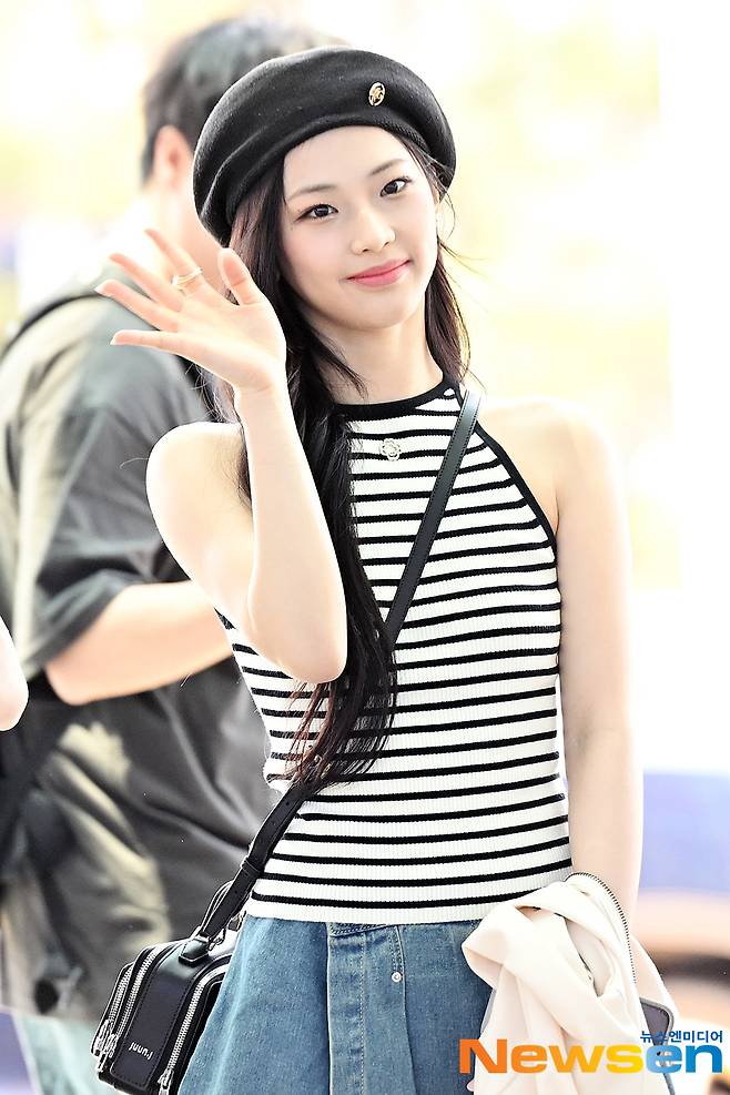 지난 6월 6일 인천공항에서 출국하는 멤버 루카, ‘스트라이프 민소매 패션에 청순미모가 돋보여’