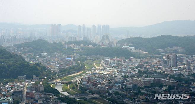 [전주=뉴시스] 김얼 기자 = 전북 전주치명자산에서 바로본 도심이 다가올 장마를 앞두고 습기 가득한 모습을 보이고 있다. 2024.06.24. pmkeul@newsis.com