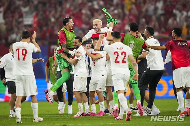 [함부르크=AP/뉴시스] 튀르키예 축구 국가대표팀. 2024. 6. 26.