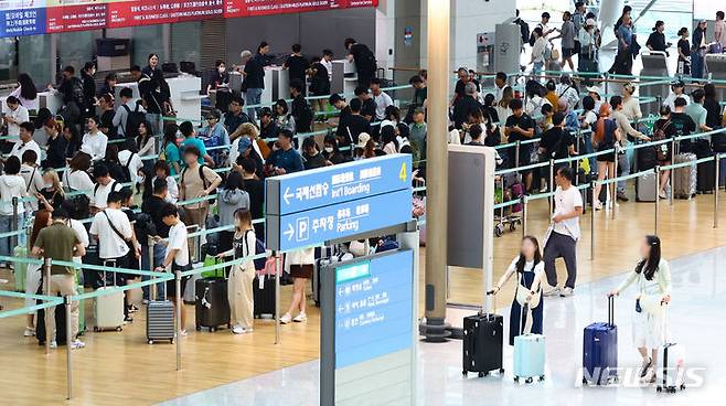 [인천공항=뉴시스] 황준선 기자 = 17일 인천국제공항이 여행객으로 붐비고 있다. 2024.06.17. hwang@newsis.com