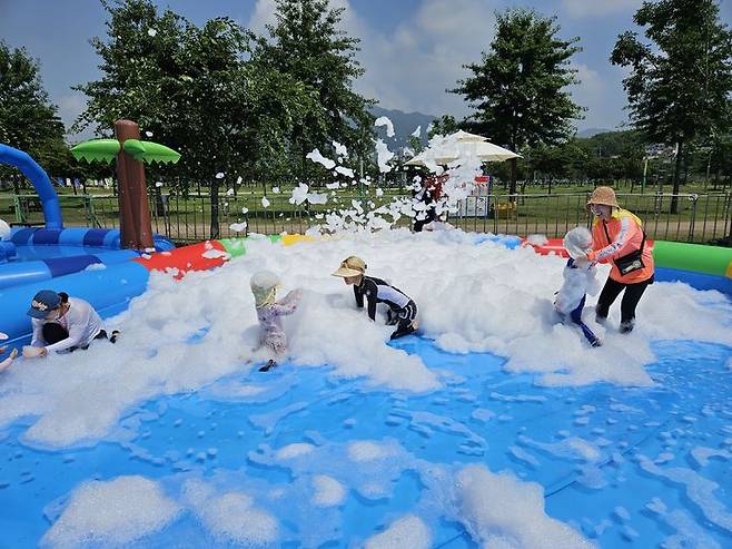 [양산=뉴시스] 황산공원 물놀이장. (사진=양산시 제공) 2024.06.27. photo@newsis.com *재판매 및 DB 금지