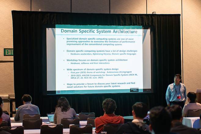 [서울=뉴시스] 세종대 컴퓨터공학과 박기호 교수가 지난 2023년 6월 미국 플로리다에서 열린 ‘제5회 국제 응용 특화 시스템 구조 워크샵’에서 프로그램을 설명하고 있다.        (사진=세종대 제공) *재판매 및 DB 금지
