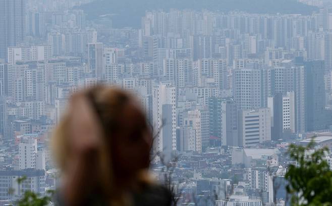 지난 23일 서울 중구 남산에서 바라본 아파트 단지. 뉴시스