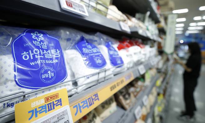 27일 서울의 한 대형마트에 설탕이 진열돼 있다. 뉴스1