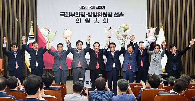 27일 서울 여의도 국회에서 열린 22대 국회 전반기 국회부의장 및 상임위원장 후보로 선출된 의원들이 인사하고 있다. 왼쪽부터 배준영 원내수석부대표, 윤한홍 정무위원장 후보, 김석기 외교통일위원장 후보, 송언석 기획재정위원장 후보, 주호영 국회부의장 후보, 성일종 국방위원장 후보, 이철규 산업통상자원중소벤처기업위원장 후보, 신성범 정보위원장 후보, 이인선 여성가족위원장 후보, 정점식 정책위의장.  남제현 선임기자