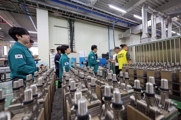 26일 오전 광주 북구 월출동 광주첨단과학산업단지 한 배터리 생산업체에서 광주시 관계자가 ‘화성 아리셀 공장화재’를 계기로 긴급 안전 점검을 하고 있다. 2024.6.26. 연합뉴스