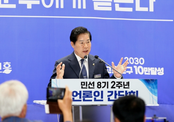 공영민 고흥군수가 민선 8기 2주년 언론인 간담회를 열고, 군정 주요성과와 앞으로의 운영방향에 대해 설명하고 있다.