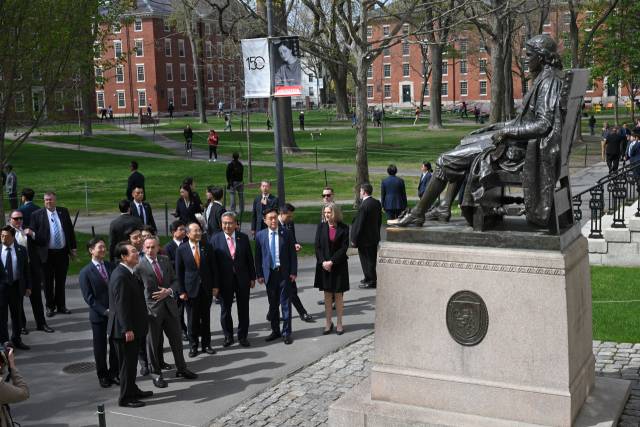 윤석열 대통령이 미국 하버드대를 방문해 창업자 동상을 관람하고 있다. 뉴스1