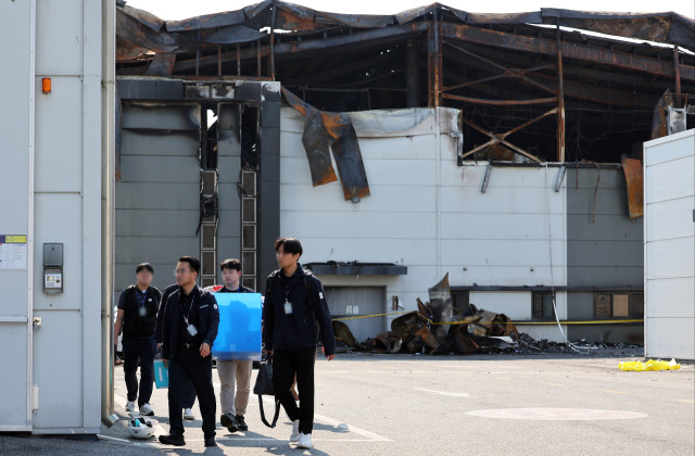 26일 오후 경기 화성시 서신면 일차전지 업체 아리셀 공장에서 경찰과 고용노동부 관계자들이 압수수색을 하고 있다. 연합뉴스