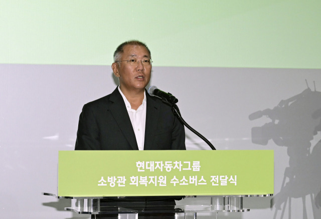 정의선 현대차그룹 회장이 27일 제주시 수소 수전해 실증단지 ‘탄소 없는 섬(CFI)' 에너지 미래관에서 열린 ‘소방관 회복지원 수소버스 전달식’에서 인사말을 하고 있다. 사진 제공=현대차그룹