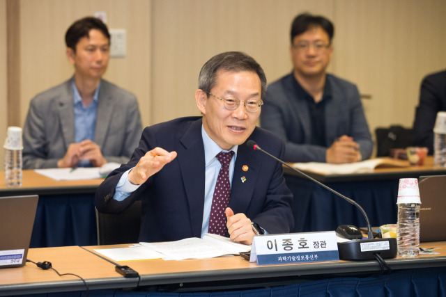 이종호 과학기술정보통신부 장관이 27일 서울 종로구 광화문 교보빌딩 국가과학기술자문회의 대회의실에서 열린 ‘국가과학기술자문회의 제9회 심의회의’에 참석해 발언하고 있다. 사진 제공=과학기술정보통신부