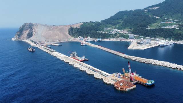 울릉공항이 건설되고 있는 울릉군 울릉읍 사동리 일원의 모습. 멀리 절취한 가두봉이 민둥산 모습을 하고 있다. 사진=울릉군