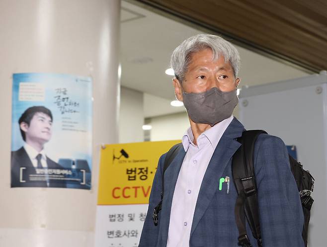 20대 대선을 앞두고 대장동 사건과 관련한 허위 인터뷰로 윤석열 대통령의 명예를 훼손한 혐의를 받는 신학림 전 언론노조 위원장이 지난 20일 서울 서초구 서울중앙지법에서 열린 영장실질심사에 출석하기 위해 법정으로 향하고 있다. ⓒ연합뉴스