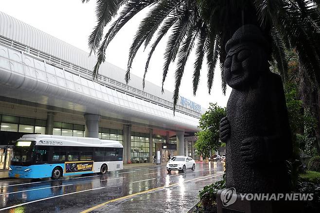 장맛비 내리는 제주국제공항 [연합뉴스 자료사진]