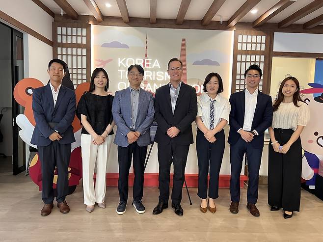 문체부·관광공사, 싱가포르 관광기업지원센터 데모데이 개최 (서울=연합뉴스) 김동일 관광공사 관광산업본부장이 싱가포르를 찾아 현지 투자사 벨로시티 벤처스와 면담을 가졌다. 왼쪽 세번째 부터 김동일 관광공사 관광산업본부장과 니콜라스 콕스 벨로시티 벤처스 공동 창립자. 2024.06.27 [관광공사 제공, 재판매 및 DB 금지]