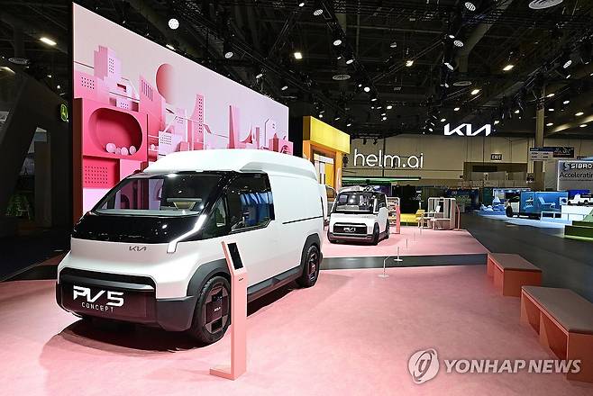 기아, CES 2024서 PBV 콘셉트 및 연계 기술 공개 (서울=연합뉴스) 기아가 미국 라스베이거스 컨벤션 센터 웨스트 홀에서 열린 CES 2024에서 PBV 콘셉트 및 연계 기술을 선보였다고 10일 밝혔다. 사진은 CES 2024 기아부스에 전시된 PV5 딜리버리 하이루프. 2024.1.10 [현대차·기아 제공. 재판매 및 DB 금지]