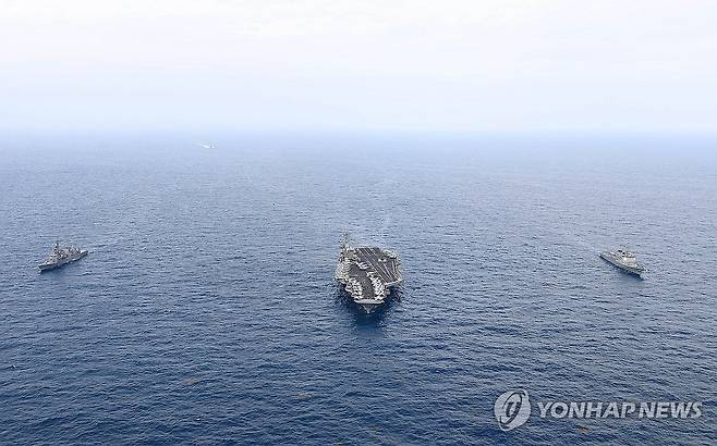 한미일 해군, 제주 남방 공해상에서 훈련 진행 (서울=연합뉴스) 한미 해군과 일본 해상자위대가 지난 11일 제주 남방 공해상에서 북한의 핵·미사일 위협에 대한 공동 대응능력을 향상하기 위해 한미일 해상훈련을 실시하고 있다. 오른쪽부터 우리군 이지스구축함 서애류성룡함, 미국 해군 항공모함 시어도어 루즈벨트함, 일본 해상자위대 구축함 아리아케함. 2024.4.12 [해군 제공. 재판매 및 DB 금지] photo@yna.co.kr