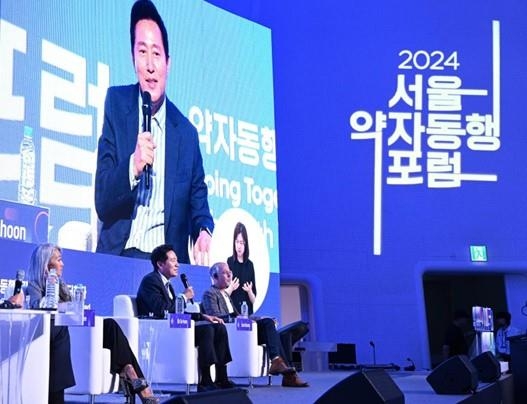 '2024 서울 약자 동행 포럼'에 참석한 오세훈 시장 (서울=연합뉴스) 오세훈 서울시장이 27일 동대문디자인플라자(DDP) 아트홀2관에서 열린 '2024 서울 약자동행 포럼' 특별대담에서 서울시 약자와의 동행 정책 배경과 성과에 대해 설명하고 있다. 사진은 왼쪽부터 메이 리 로투스 미디어 하우스 대표, 오세훈 시장, 샘 리처드 펜실베니아주립대학교 교수. 2024.6.27 [서울시 제공. 재판매 및 DB 금지]