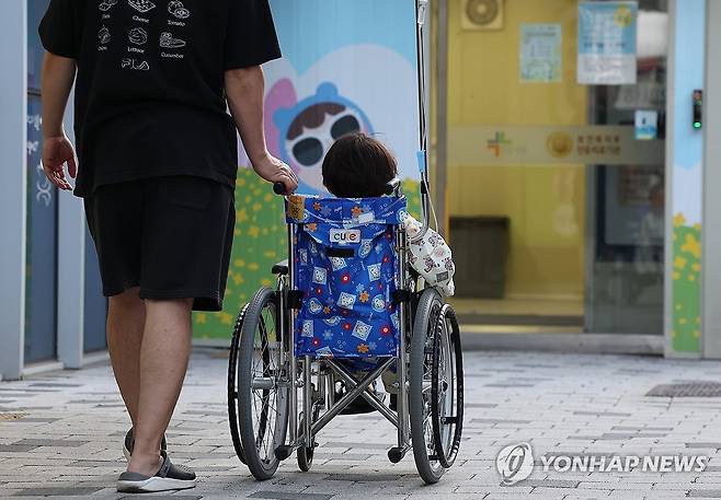 야간 진료하는 소아과 향해 (서울=연합뉴스) 김성민 기자