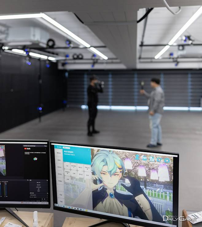 모션캡쳐 스튜디오에서 캐릭터 '세노'의 체험을 준비 중인 모습.