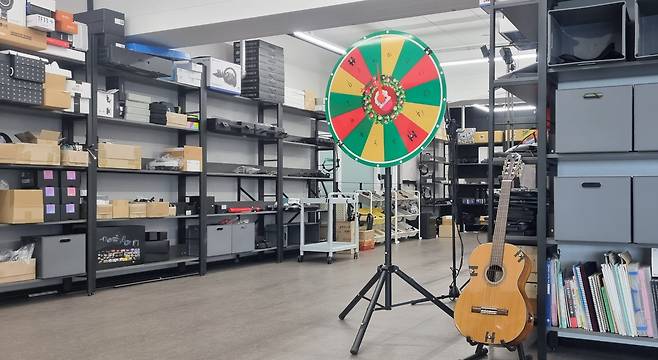 스콘 모션캡쳐 스튜디오. 각종 소품들과 함께 실시간 방송이나 콘텐츠에서 사용된 소품들에도 마커가 붙어있었다.