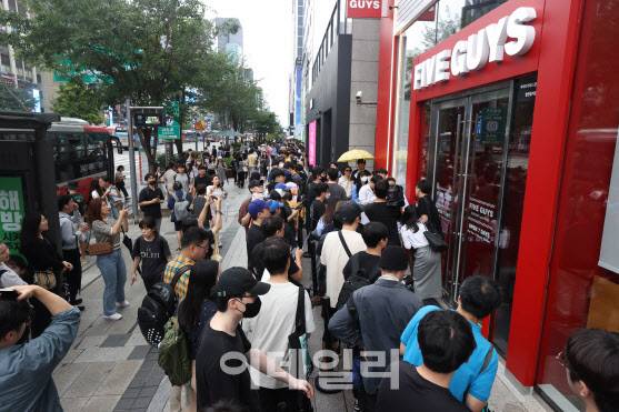 지난해 파이브가이즈 강남점 오픈 당시 사람들이 몰린 모습 (사진=연합뉴스)