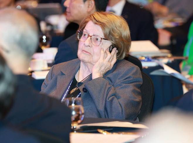 앤 크루거 스탠퍼드대 석좌교수가 28일 오전 서울 중구 롯데호텔 서울 크리스탈볼룸에서 열린 ‘서울국제금융컨퍼런스’ 개회식에서 오세훈 서울시장의 축사를 듣고 있다.(사진=뉴시스)