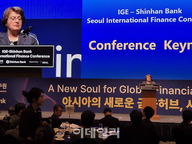 앤 크루거 스탠퍼드대 석좌교수가 28일 서울 소공동 롯데호텔에서 세계경제연구원과 신한은행이 공동 주최한 서울 국제금융컨퍼런스에 참석해 발언하고 있다.(사진=하상렬 기자)