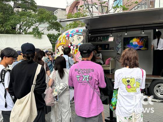 27일 일본 도쿄 시부야 한 거리에서 진행된 스포티파이 뉴진스 팝업 현장을 찾은 일본 버니즈(팬덤). 〈사진=JTBC엔터뉴스〉