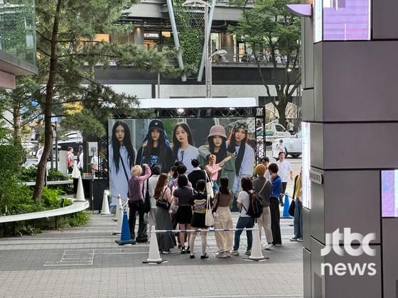 27일 일본 도쿄 시부야 한 거리에서 진행된 스포티파이 뉴진스 팝업 현장을 찾은 일본 버니즈(팬덤). 〈사진=JTBC엔터뉴스〉