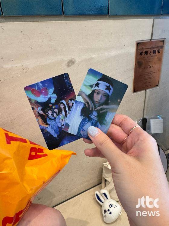 27일 열린 뉴진스 도쿄돔 팬미팅을 위해 모인 각국의 버니즈(팬덤)들이 즐거운 시간을 보내고 있다.〈사진=JTBC엔터뉴스〉