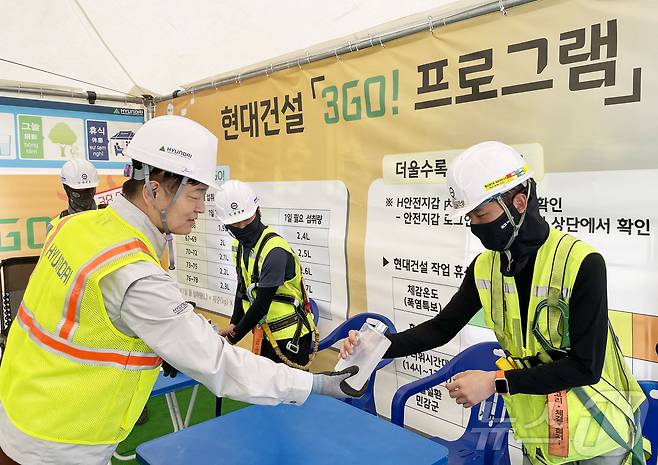 황준하 현대건설 CSO가 힐스테이트 회룡역 파크뷰 현장을 찾아 근로자들에게 수분 보충 음료 링티를 제공하고 있다.(현대건설 제공)