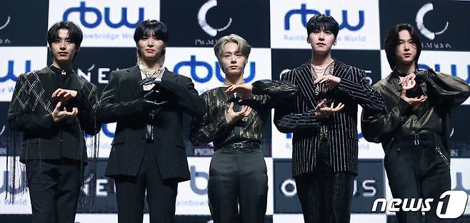 보이그룹 원어스(ONEUS) 시온(왼쪽부터), 서호, 환웅, 건희, 이도 ⓒ News1