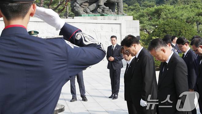 우원식 국회의장을 비롯한 참석자들이 28일 오전 서울 동작구 국립서울현충원을 참배하고 있다. 2024.6.28/뉴스1 ⓒ News1 임세영 기자