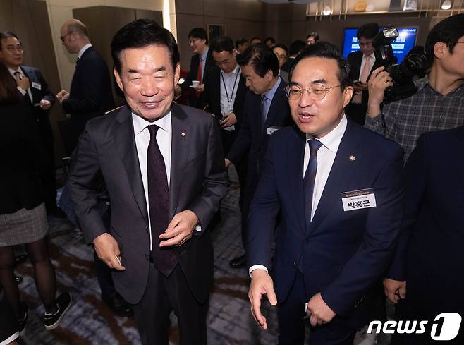 김진표 전 국회의장과 박홍근 더불어민주당 의원. 뉴스1 ⓒ News1 사진공동취재단