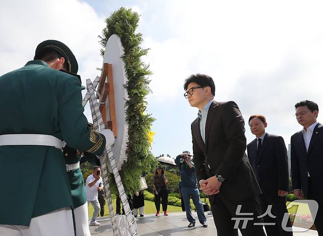 국민의힘 당권주자인 한동훈 전 비상대책위원장이 28일 오전 부산 남구 유엔기념공원을 찾아 참배하고 있다. 2024.6.28/뉴스1 ⓒ News1 윤일지 기자