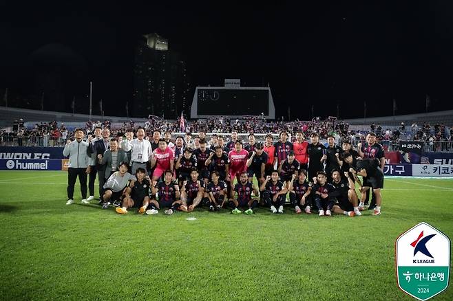 수원FC 선수단이 지난 25일 광주전에서 승리한 뒤 단체 사진을 촬영하고 있다. 사진 | 한국프로축구연맹