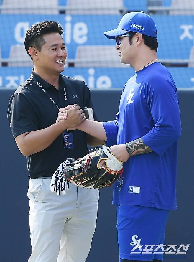 경기장에 도착한 삼성 박병호가 KT 관계자와 인사하고 있다.