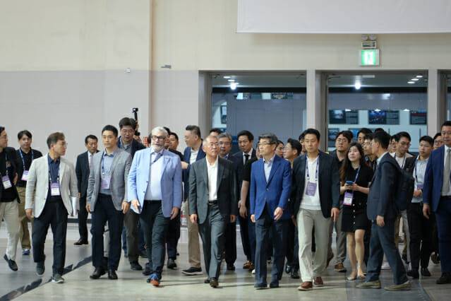 부산 벡스코에 들어오는 정의선 현대자동차그룹 회장