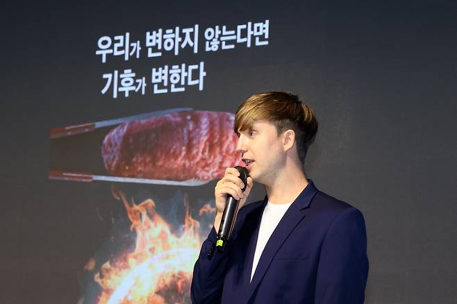 방송인이자 주한외국인자원봉사센터 공동창립자 줄리안 퀸타르트가 2022년 7월 12일 오후 서울 마포구 문화비축기지에서 진행된 ‘2022 글로벌 기후재난포럼’에서 기조연설을 하고 있다. /뉴스1